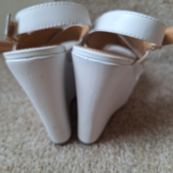 Schutz White Platform Wedge Gold Studs Open Toe Buckle Womens Size 8.5 - Picture 4 of 9